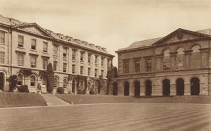 Oxford: vuosisadan kirjasto ja nelikulmion pohjoispuoli (s/w-kuva). tekijältä English Photographer