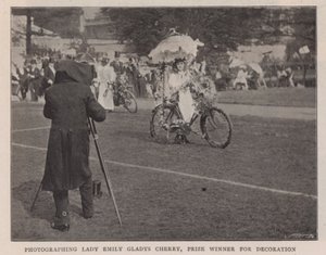 Valokuvaamassa Lady Emily Gladys Cherryä, koristelun voittaja tekijältä English Photographer