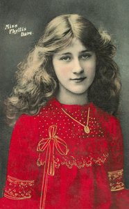 Phyllis Dare, englantilainen näyttelijä ja laulaja nuorena tyttönä (värillinen kuva) tekijältä English Photographer