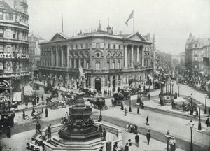 Piccadilly Circus, jossa näkyy Shaftesbury Memorial Fountain ja London Pavilion (m/w kuva) tekijältä English Photographer