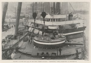 67 tonnin aseen (13,5) asettaminen Portsmouthin satamavartiolaivan HMS Trafalgarin keulatorniin tekijältä English Photographer