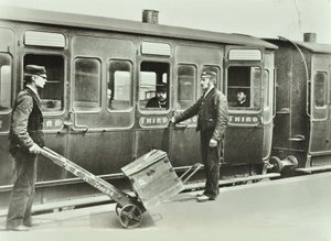 Porterit rautatieasemalla, 1885 tekijältä English Photographer