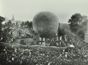 Poplar Recreation Ground: väkijoukkoja katsomassa kuumailmapalloa, 1892 tekijältä English Photographer