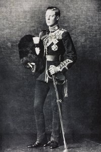 Muotokuva Walesin prinssi Edwardista Walesin kaartin everstin virkapuvussaan tekijältä English Photographer