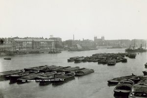 Postikortti, josta on näkymät Thamesille London Bridgeltä tekijältä English Photographer