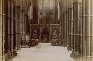 Postikortti, jossa on kuva Westminster Abbeyn sisätiloista tekijältä English Photographer