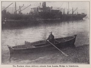 Postimies, jonka toimitus ulottuu London Bridgestä Limehouseen veneessä Thames-joella, Lontoo (m/v kuva) tekijältä English Photographer