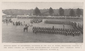 Battenbergin prinsessa Henry, Isle of Wightin kuvernööri, esittelee värit vastamuodostetulle 3. pataljoona Northumberland Fusiliersille (vanha taisteluviides) Parkhurstin kasarmissa 25. lokakuuta (bw ph) tekijältä English Photographer