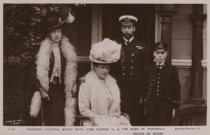 Prinsessa Victoria, kuningatar Mary, kuningas Yrjö V, Cornwallin herttua (s/w-kuva). tekijältä English Photographer