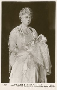 Kuningatar Mary, kuningas Yrjö V:n puoliso, tyttärentyttärensä, prinsessa Elizabethin kanssa tekijältä English Photographer