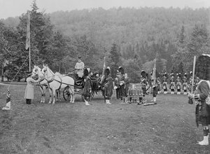 Kuningatar Victoria esittelee värejä Cameron Highlandersille, 1873 tekijältä English Photographer