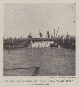Uponneen tykkiveneen, HMS Sandpiperin, nostaminen Hongkongissa tekijältä English Photographer