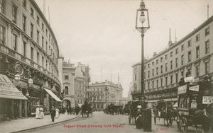Regent Street, Lontoo, jossa näkyy Cafe Royal tekijältä English Photographer