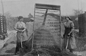 Riddling Cinders, Sotatoimisto valokuvat, 1916 (bw kuva) tekijältä English Photographer