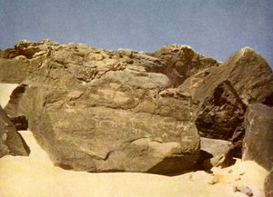 Kivi, jossa on esihistoriallisia heiroglyfejä, Egypti. tekijältä English Photographer