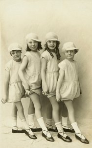 Neljän tytön rivi osoittaa varpaitaan (s/w-kuva). tekijältä English Photographer