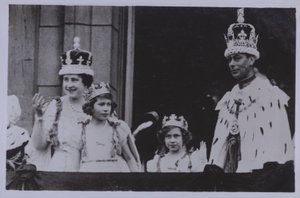Kuninkaallinen perhe, kuningas Yrjö VI:n kruunauksen jälkeen (m/v kuva) tekijältä English Photographer