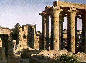Porticon rauniot Luxorin temppelissä Egyptissä. tekijältä English Photographer