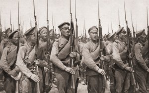 Venäjän jalkaväki paraatissa ja esittelee aseita ensimmäisen maailmansodan aikana, The Illustrated War News, 1915 tekijältä English Photographer