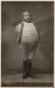 Koulupoika, pukeutunut erittäin suureen vatsaan (m/w kuva) tekijältä English Photographer
