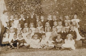 Koululaisia, Norfolk, 1900-luvun alku (s/w valokuva) tekijältä English Photographer