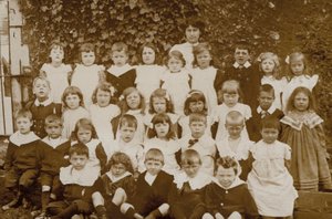 Koululaisia, Norfolk, 1900-luvun alku (s/w valokuva) tekijältä English Photographer