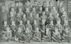 Kouluryhmä, tuntematon koulu, 1895 tekijältä English Photographer
