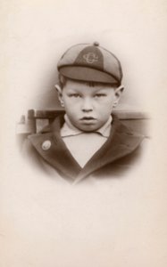 Koulupoika univormussa (m/w kuva) tekijältä English Photographer