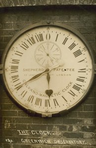 Shepherd Gate Clock kuninkaallisessa observatoriossa, Greenwich, Lontoo (s/w-kuva). tekijältä English Photographer