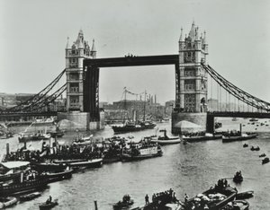 Laivat kulkevat Tower Bridgen alta, 1894 tekijältä English Photographer