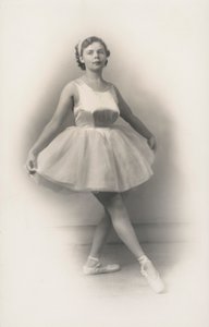 Hieman pullea tyttö tekee balettia (m/w kuva) tekijältä English Photographer
