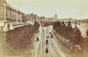 Somerset House, Victoria Embankment, Westminster LB: katsot pohjoiseen Waterloo Bridgeltä, 1895 tekijältä English Photographer