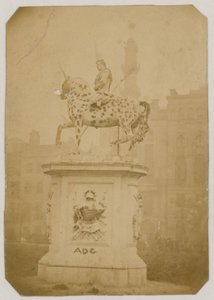 Kuningas Yrjö I:n patsas, Leicester Square, Lontoo; valokuva otettu vuonna 1866. tekijältä English Photographer