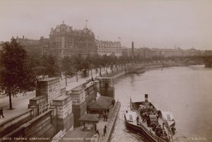 Thames Embankment Hungerford Bridgeltä tekijältä English Photographer