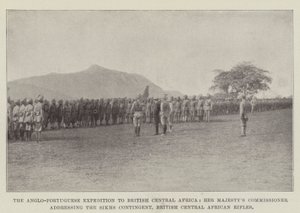 Englantilais-portugalilainen retkikunta Brittiläiseen Keski-Afrikkaan, Hänen Majesteettinsa komissaari puhumassa sikhien joukolle, Brittiläiset Keski-Afrikan kiväärit tekijältä English Photographer