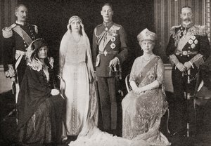 Britannian kuninkaallinen perhe Yorkin herttuan ja herttuattaren häissä 1923, vuonna 1935 julkaistusta The Story of Twenty Five Years -sarjasta tekijältä English Photographer