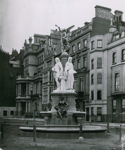 Brown Fountain, Park Lane, Lontoo tekijältä English Photographer
