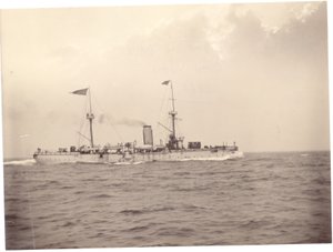 "Chih Yuan" merellä, noin 1886 tekijältä English Photographer