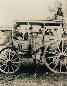 Deadwoodin postivaunu Lontoossa - Buffalo Bill seisomassa, John Nelson laatikossa tekijältä English Photographer