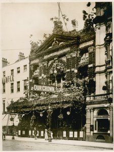 Empire Theatre, Leicester Square, Lontoo, koristeltu Queen Victorias Diamond Jubilee, kesäkuu 1897 tekijältä English Photographer