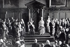 Kuningas vetoaa rauhan puolesta Irlannin kansalle kaupungintalossa, kuvitus kirjasta "The Queen", 2. heinäkuuta 1921 tekijältä English Photographer
