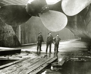 Titanicin potkurit Harland & Wolffin Thompson Graving Dockissa, Belfastissa, Irlannissa, 1910-11 tekijältä English Photographer