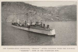 Torpedo-venehävittäjä lohikäärme törmäyksen jälkeen tykkiveneharrierin kanssa, näkymä oikeasta keulasta tekijältä English Photographer