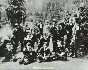 Ensimmäinen Lontoon koulukunnan koulumatka. Lapset Bell Road Higher Grade Schoolista, Peckham, vierailevat metsälaitoksessa Deanin metsässä, 1896 tekijältä English Photographer