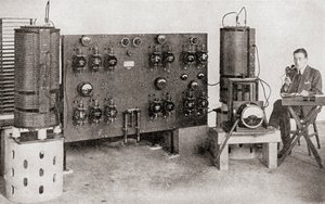 Ensimmäinen Isossa-Britanniassa toiminut lähetin, joka asennettiin Marconi Worksiin Chelmsfordiin vuosina 1919 ja 1920, vuonna 1935 julkaistusta The Story of Twenty Five Years -sarjasta. tekijältä English Photographer