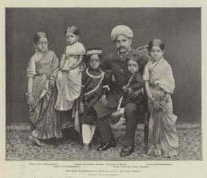 Mysoren edesmennyt Maharaja, GCSI ja hänen perheensä tekijältä English Photographer