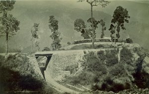 Silmukka Agony Pointissa Tindhariassa Darjeeling Himalajan rautatien varrella, 1880 (albumiprintti) tekijältä English Photographer