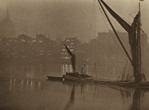 Yön sävyt laskeutuvat hitaasti Lontoon joen ylle (s/w-kuva) tekijältä English Photographer
