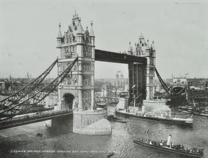 Tower Bridge avauspäivänä 1894 tekijältä English Photographer