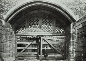 Tower of London, Tower Hill: Traitors Gate, 1890 tekijältä English Photographer